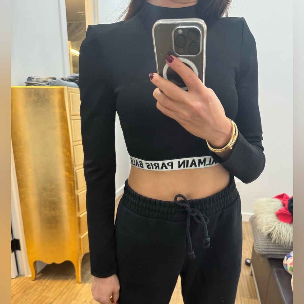 Balmain Zipper back crop knit top
Balmain logo trim
Shoulder pads